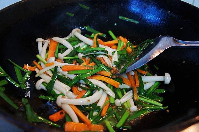 韭菜炒白玉菇的做法-家常味炒菜譜