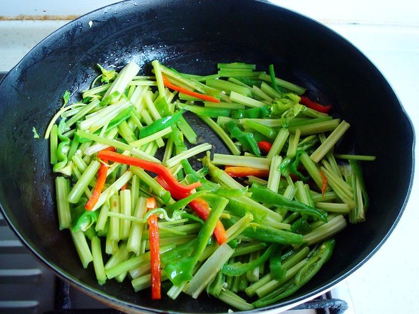 毛芹菜炒油渣的做法-家常味炒菜譜