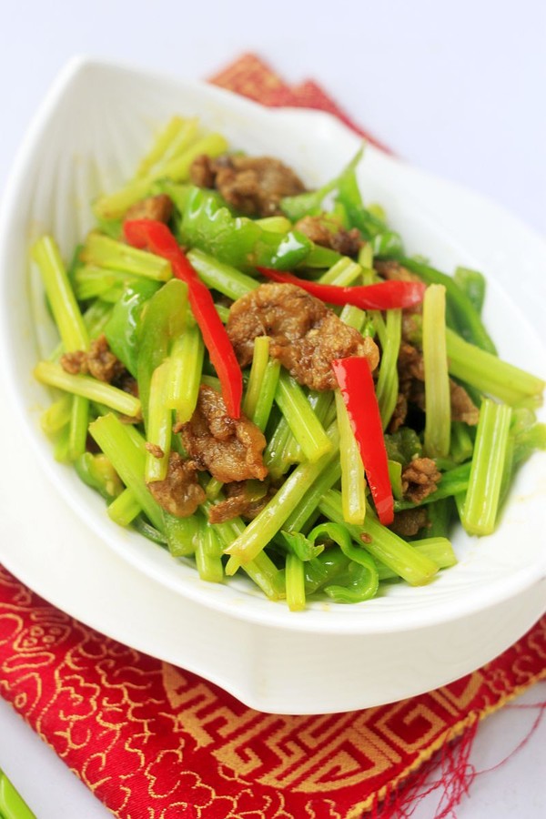 毛芹菜炒油渣的做法-家常味炒菜譜