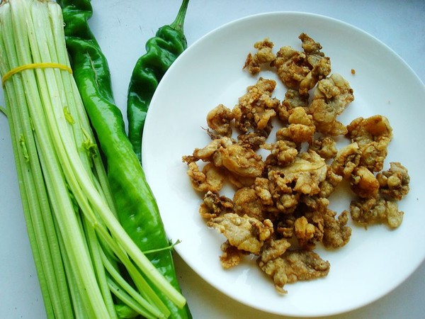 毛芹菜炒油渣的做法-家常味炒菜譜