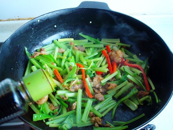 毛芹菜炒油渣的做法-家常味炒菜譜