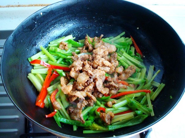 毛芹菜炒油渣的做法-家常味炒菜譜