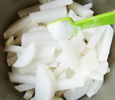 春天里要做好看的泡菜—胭脂蘿卜的做法-酸甜味腌菜譜