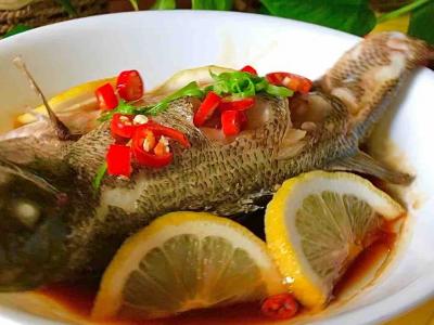 酸辣檸檬蒸鱸魚的做法-酸辣味蒸菜譜