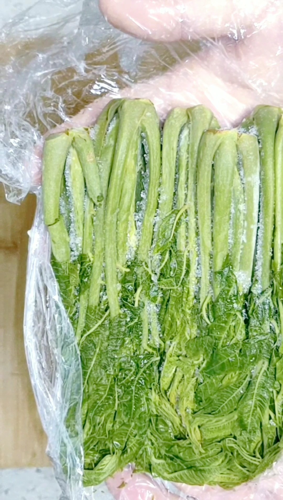 香椿芽炒蛋--春天來了的做法-咸鮮味炒菜譜