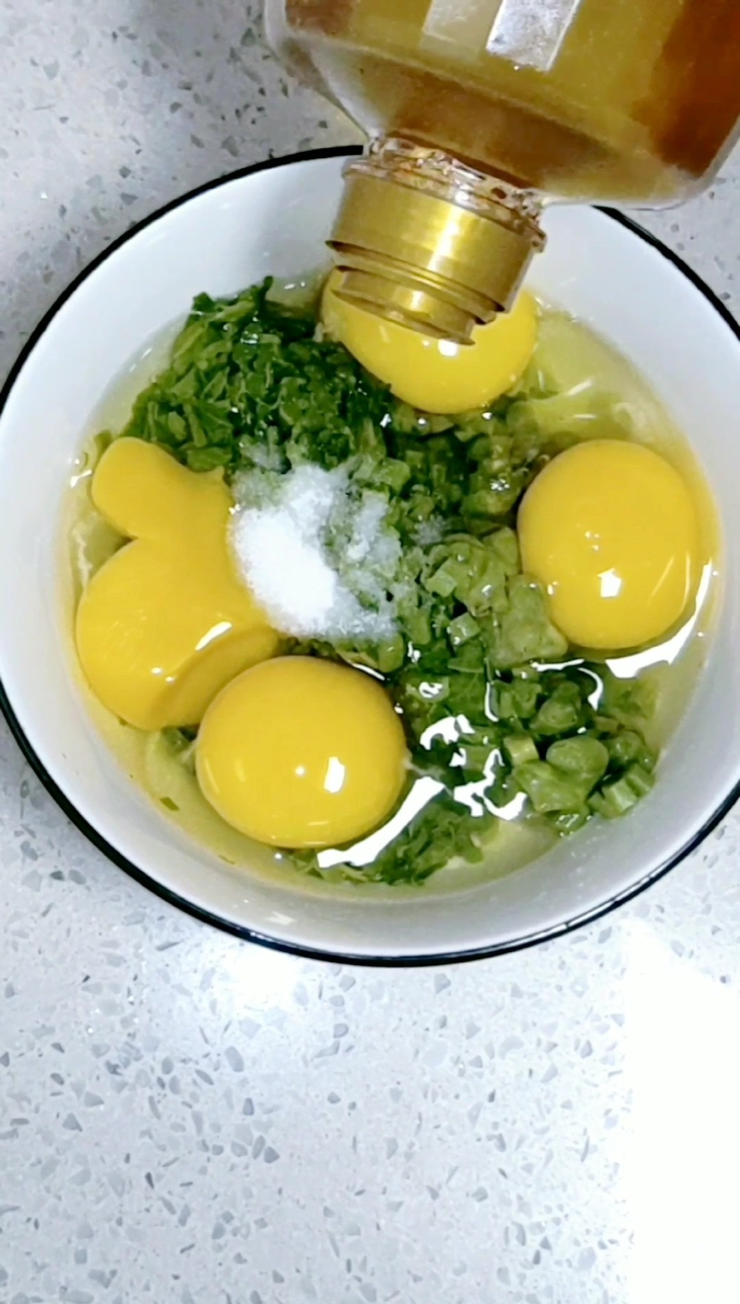 香椿芽炒蛋--春天來了的做法-咸鮮味炒菜譜