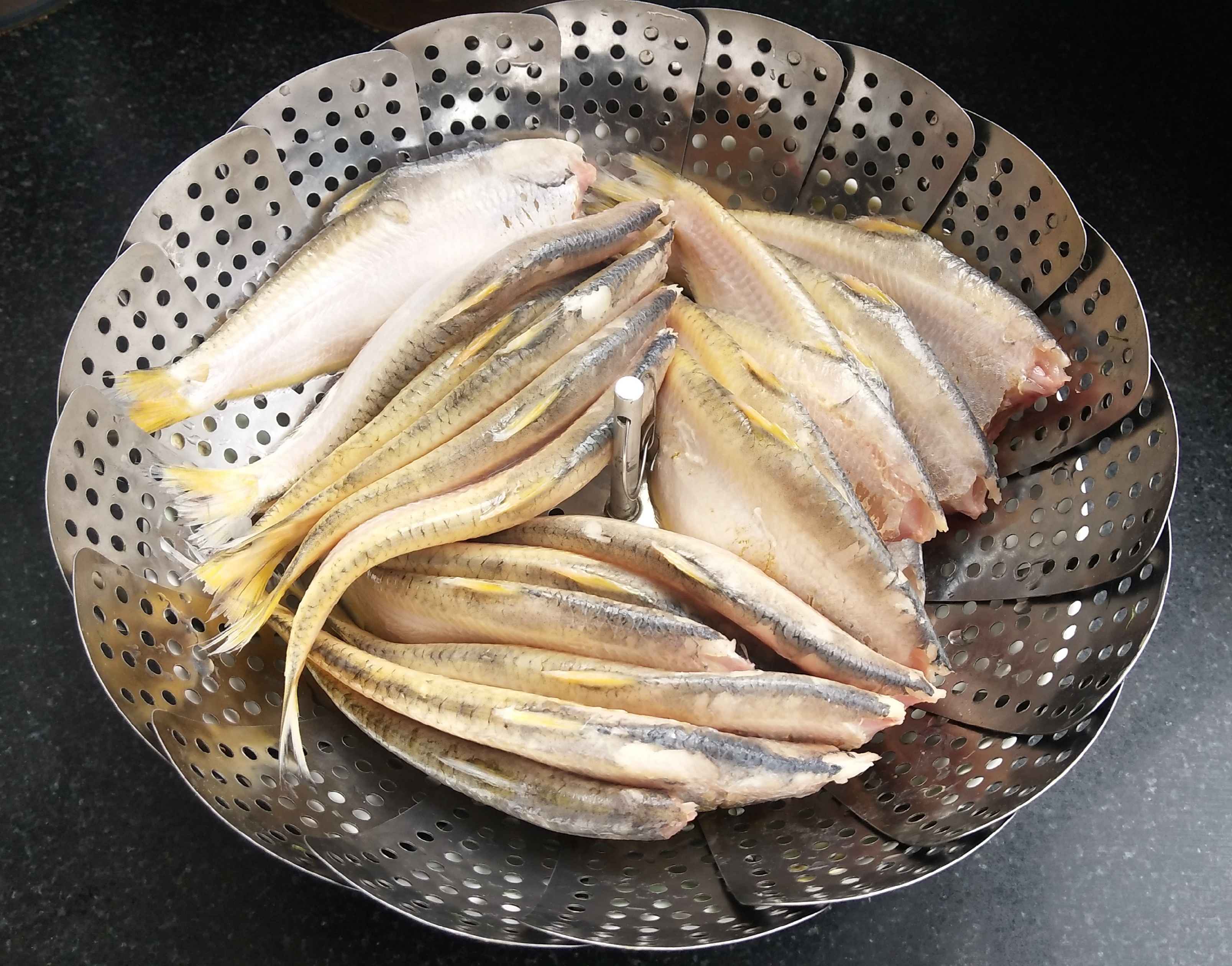 馬口魚燒小蔥的做法-咸鮮味燒菜譜-易網<a href=http://www.gyfww.com/ target=_blank class=infotextkey>健康養生</a>網 馬口魚燒小蔥的做法-咸鮮味燒菜譜