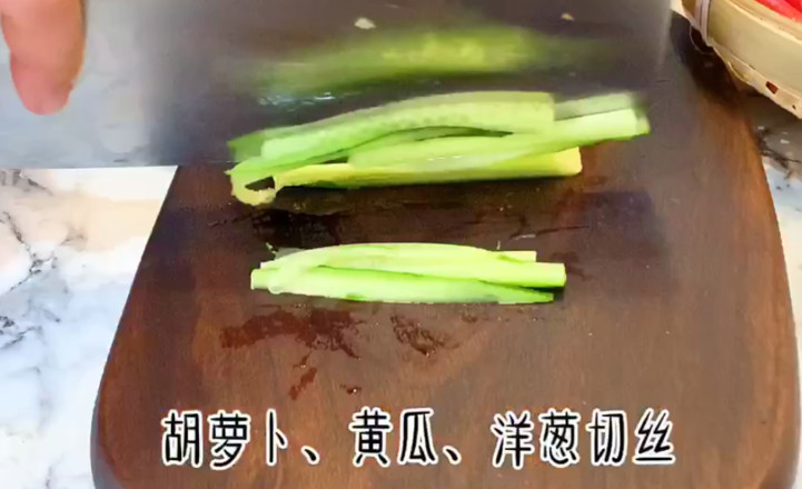 紅油豬耳的做法-香辣味拌菜譜-易網(wǎng)<a href=http://www.gyfww.com/ target=_blank class=infotextkey>健康養(yǎng)生</a>網(wǎng) 紅油豬耳的做法-香辣味拌菜譜