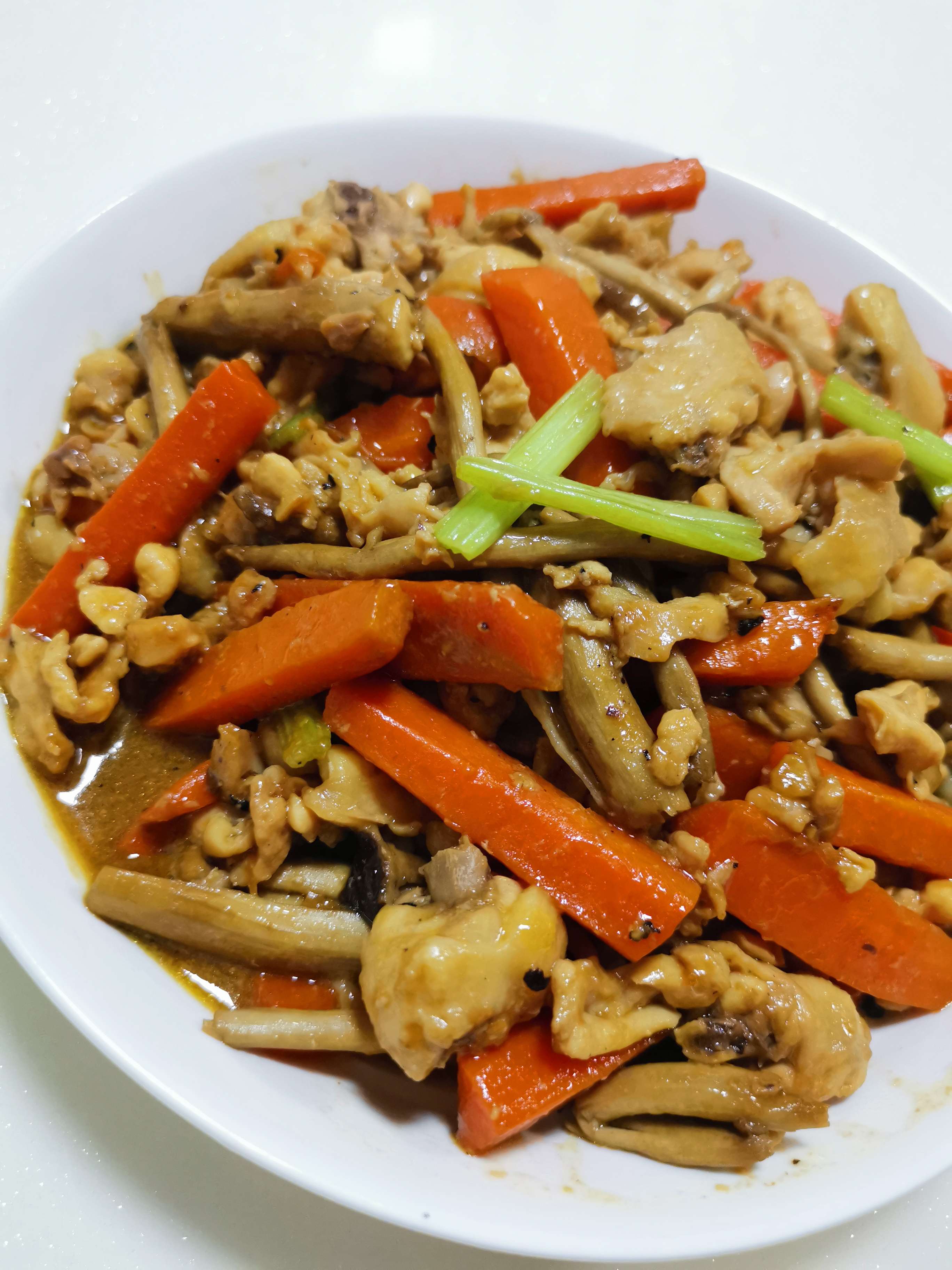 茶樹菇胡蘿卜炒雞肉的做法-家常味炒菜譜