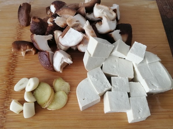 香菇豆腐燉草魚的做法-咸鮮味燉菜譜