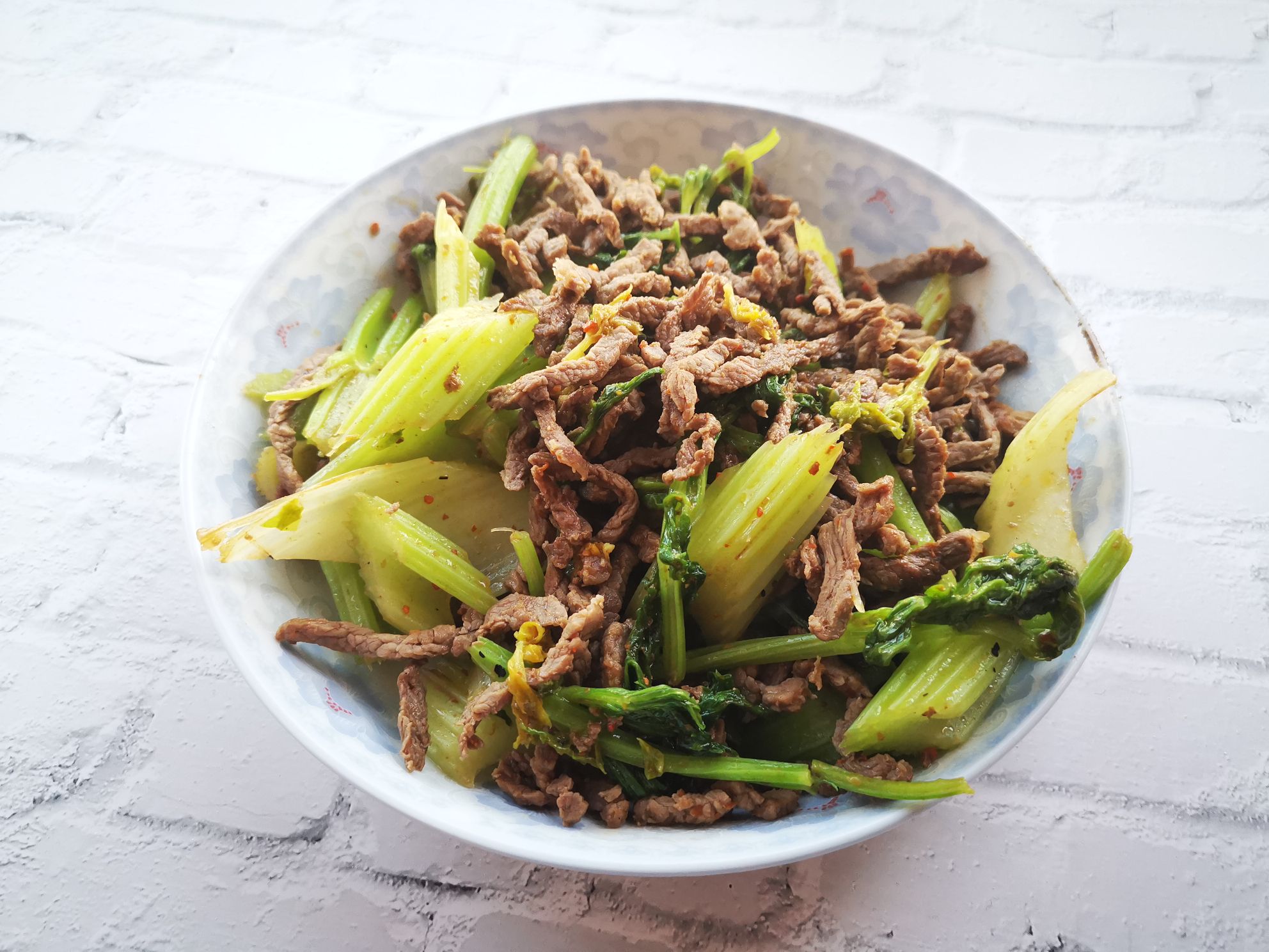 芹菜炒牛肉絲的做法-家常味炒菜譜