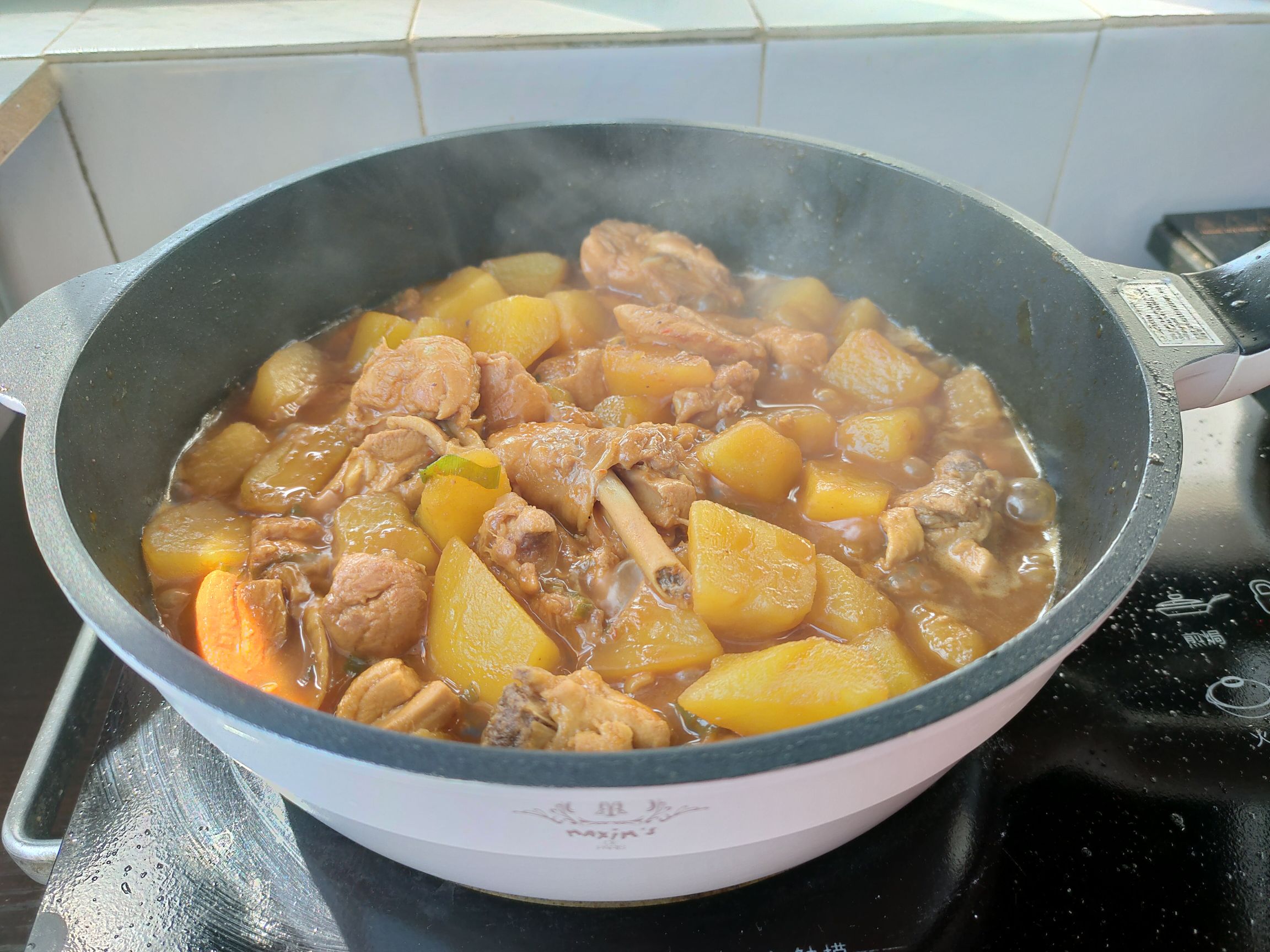 醬香土豆雞塊的家常做法，土豆的軟糯配上雞肉的湯汁，營養又好吃的做法-家常味燉菜譜