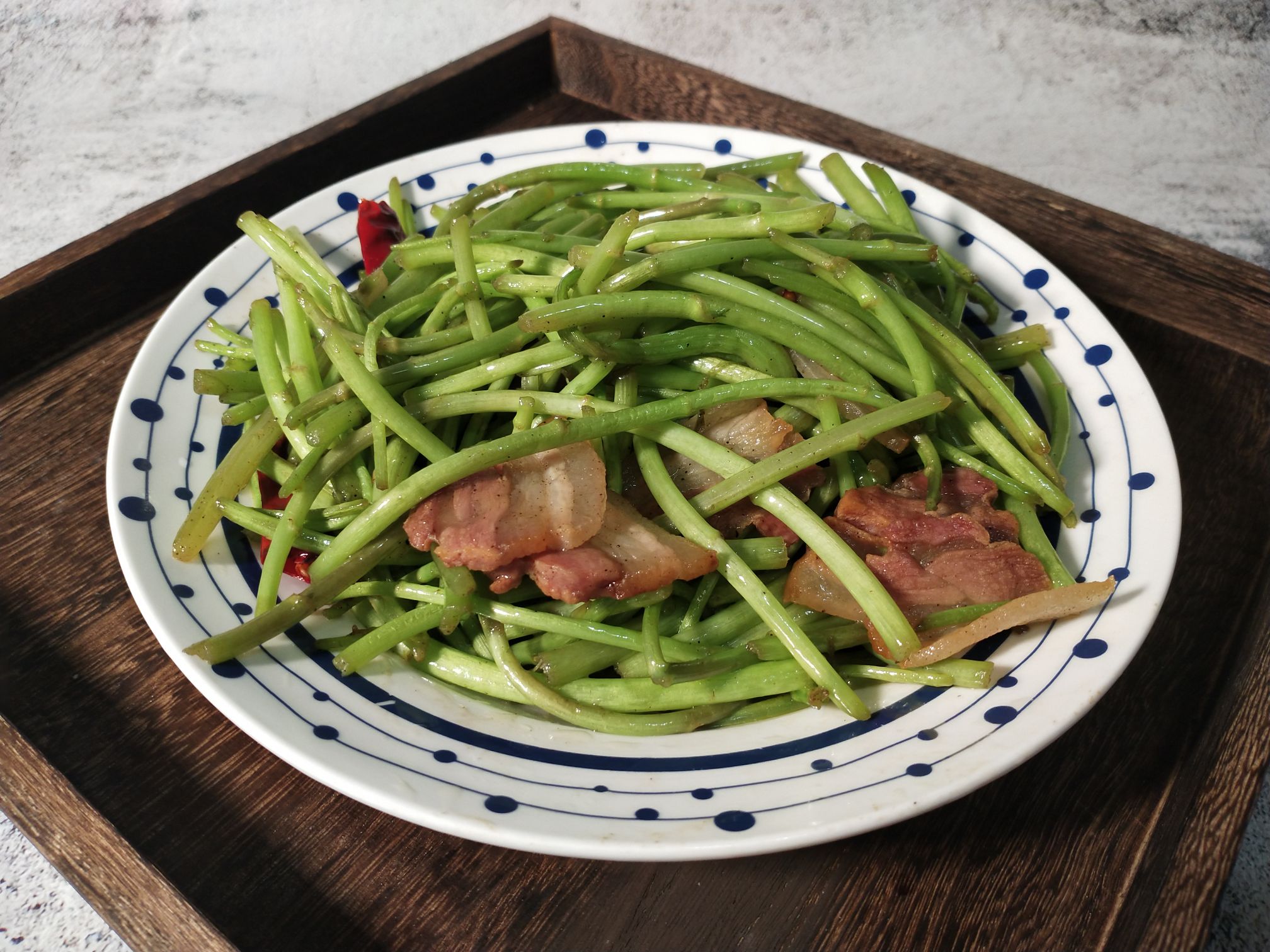 藜蒿炒臘肉的做法-家常味炒菜譜