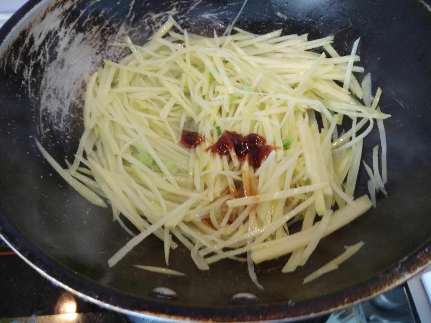 土豆絲炒芹菜的做法-家常味炒菜譜