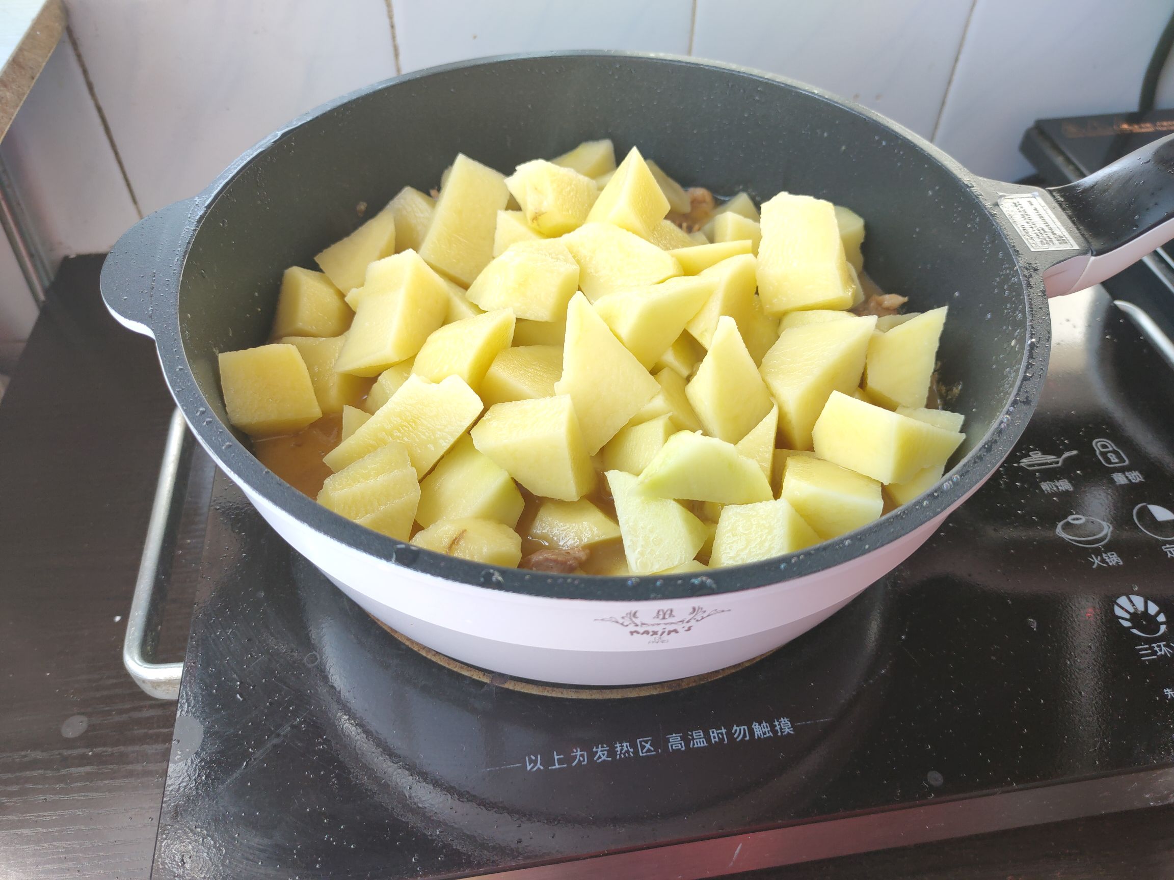 醬香土豆雞塊的家常做法，土豆的軟糯配上雞肉的湯汁，營養又好吃的做法-家常味燉菜譜