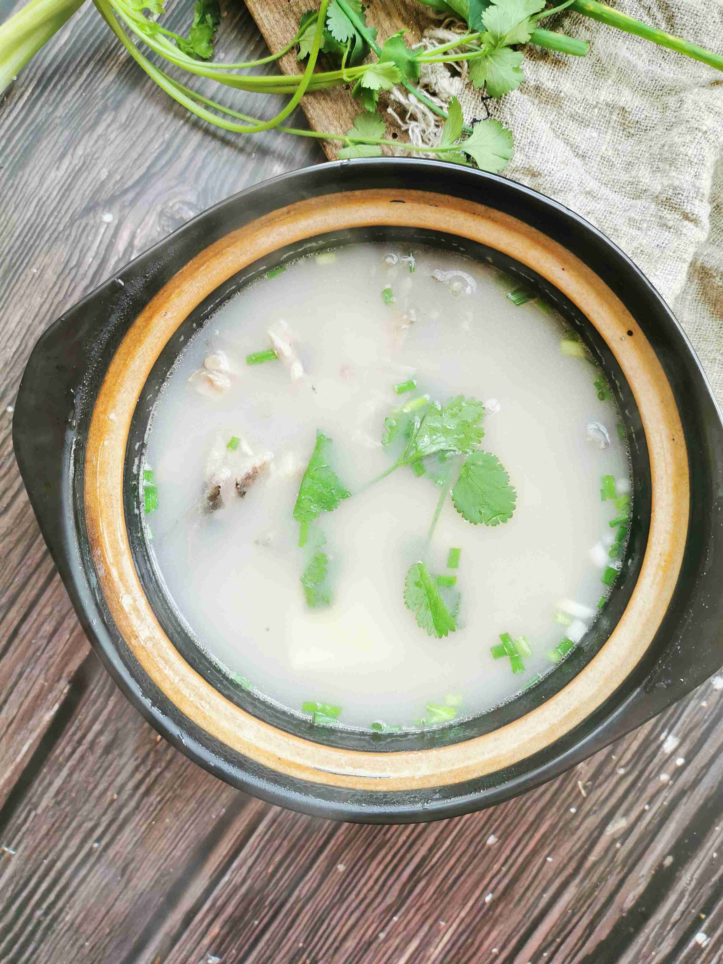 鯽魚豆腐湯的做法-家常味燉菜譜