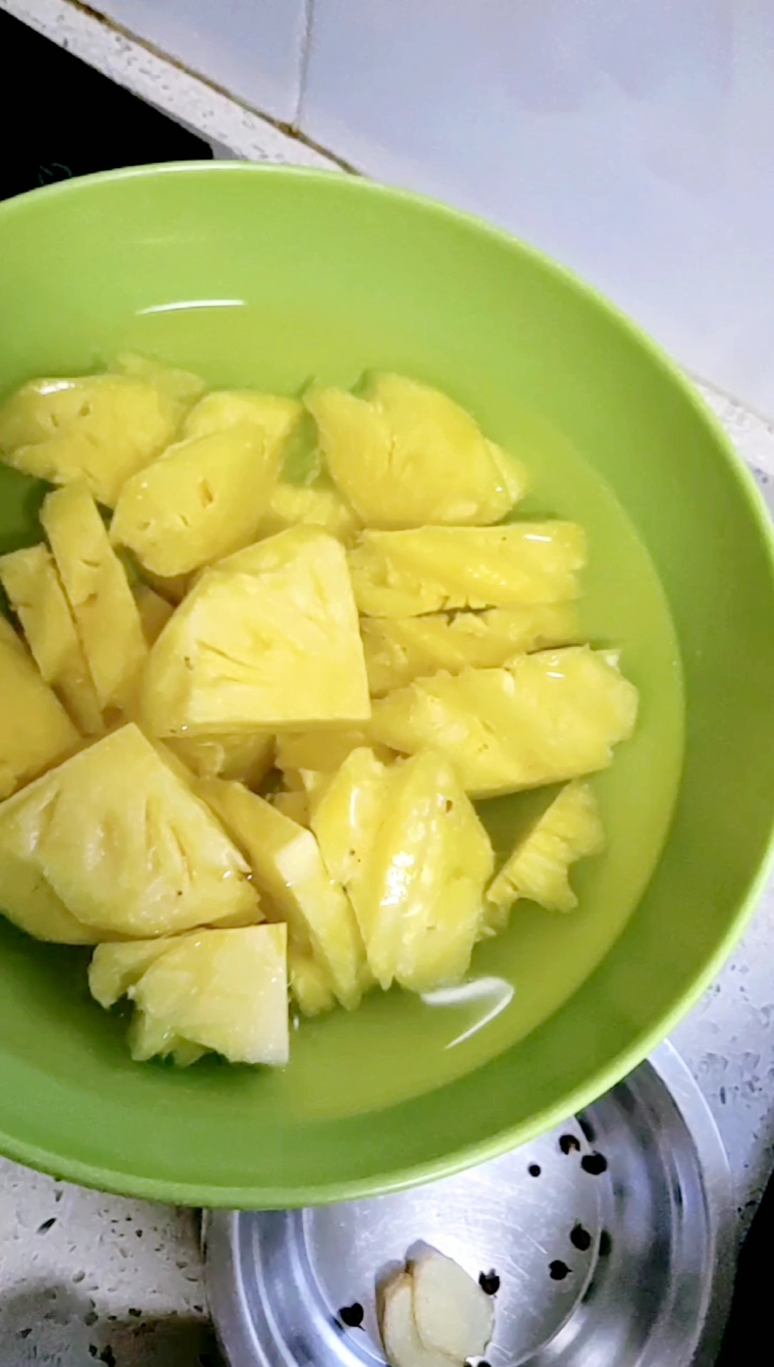 菠蘿雞塊的做法-酸甜味燜菜譜-易網健康養生網 菠蘿雞塊的做法-酸甜味燜菜譜