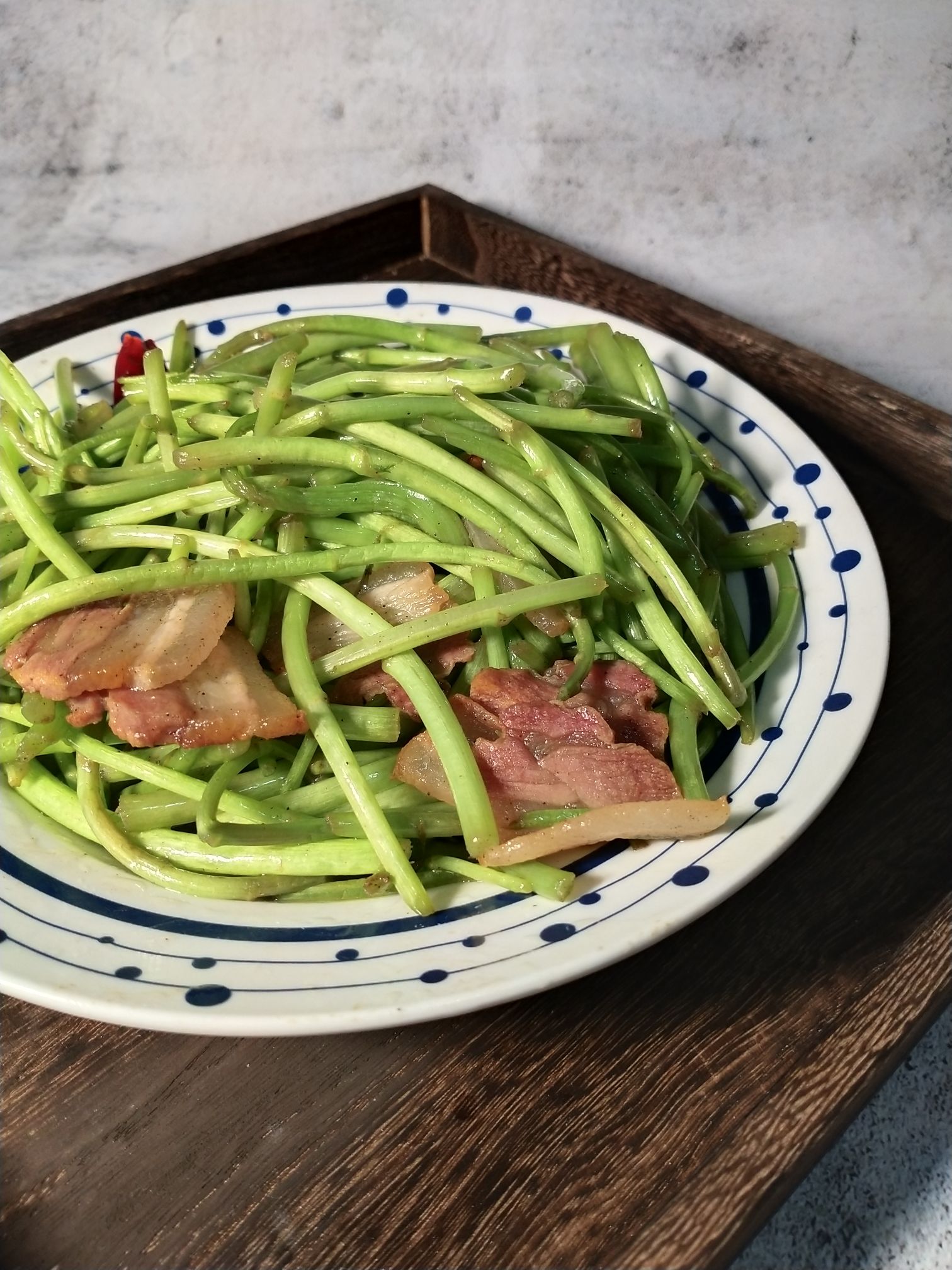 藜蒿炒臘肉的做法-家常味炒菜譜