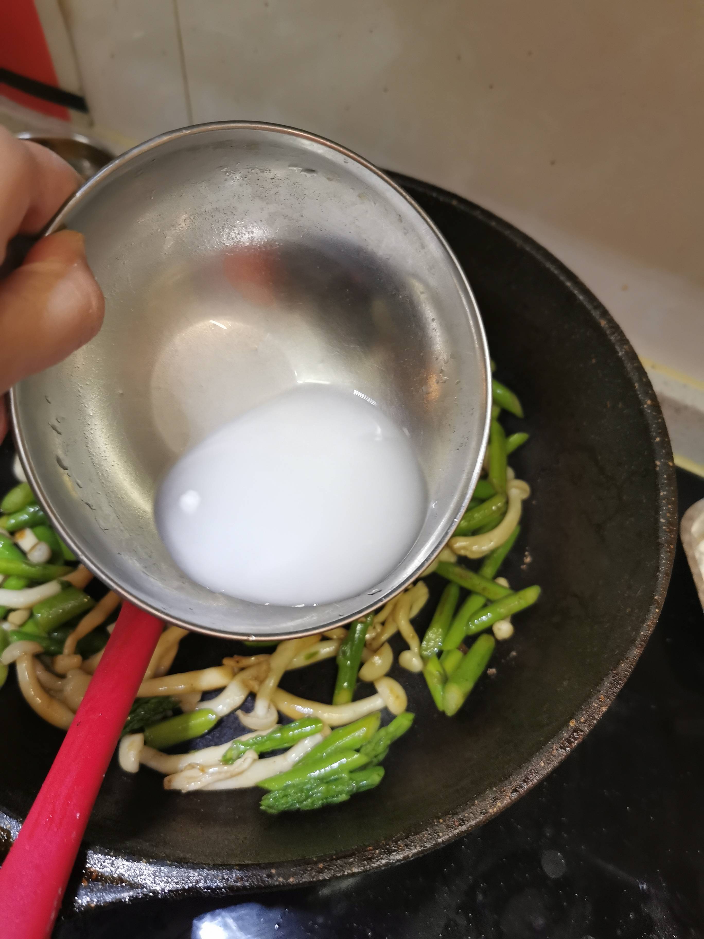 白玉菇炒蘆筍的做法-咸鮮味炒菜譜