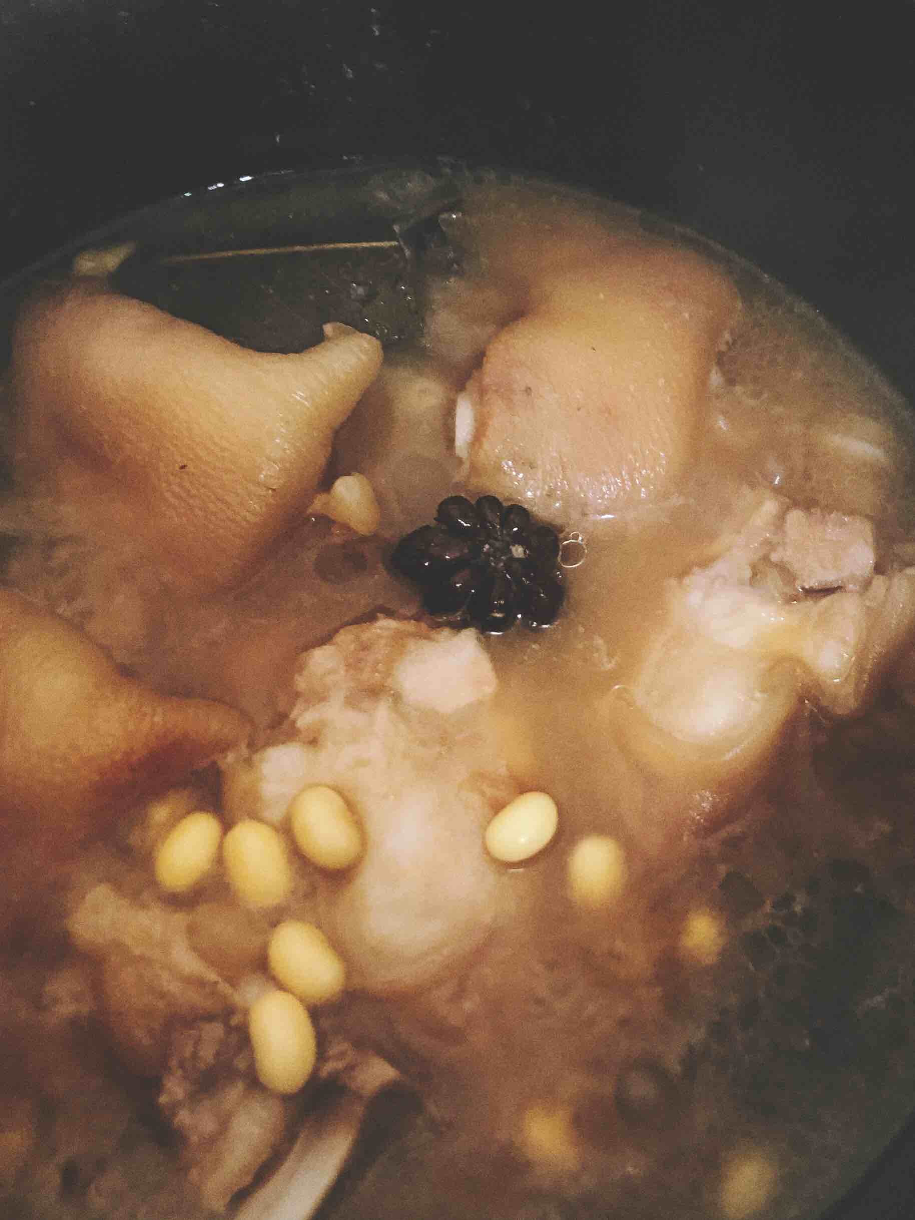 黃豆豬蹄湯的做法-家常味燉菜譜