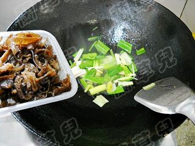 干香如意木耳的做法-家常味炒菜譜-易網(wǎng)健康養(yǎng)生網(wǎng) 干香如意木耳的做法-家常味炒菜譜