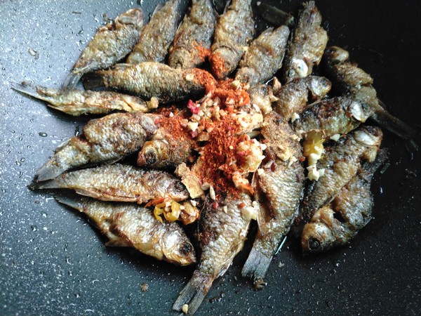 香辣小鯽魚的做法-香辣味炒菜譜