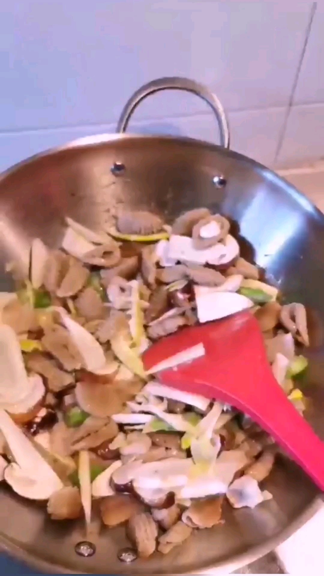 松茸菇炒螺旋莜面的做法-家常味炒菜譜