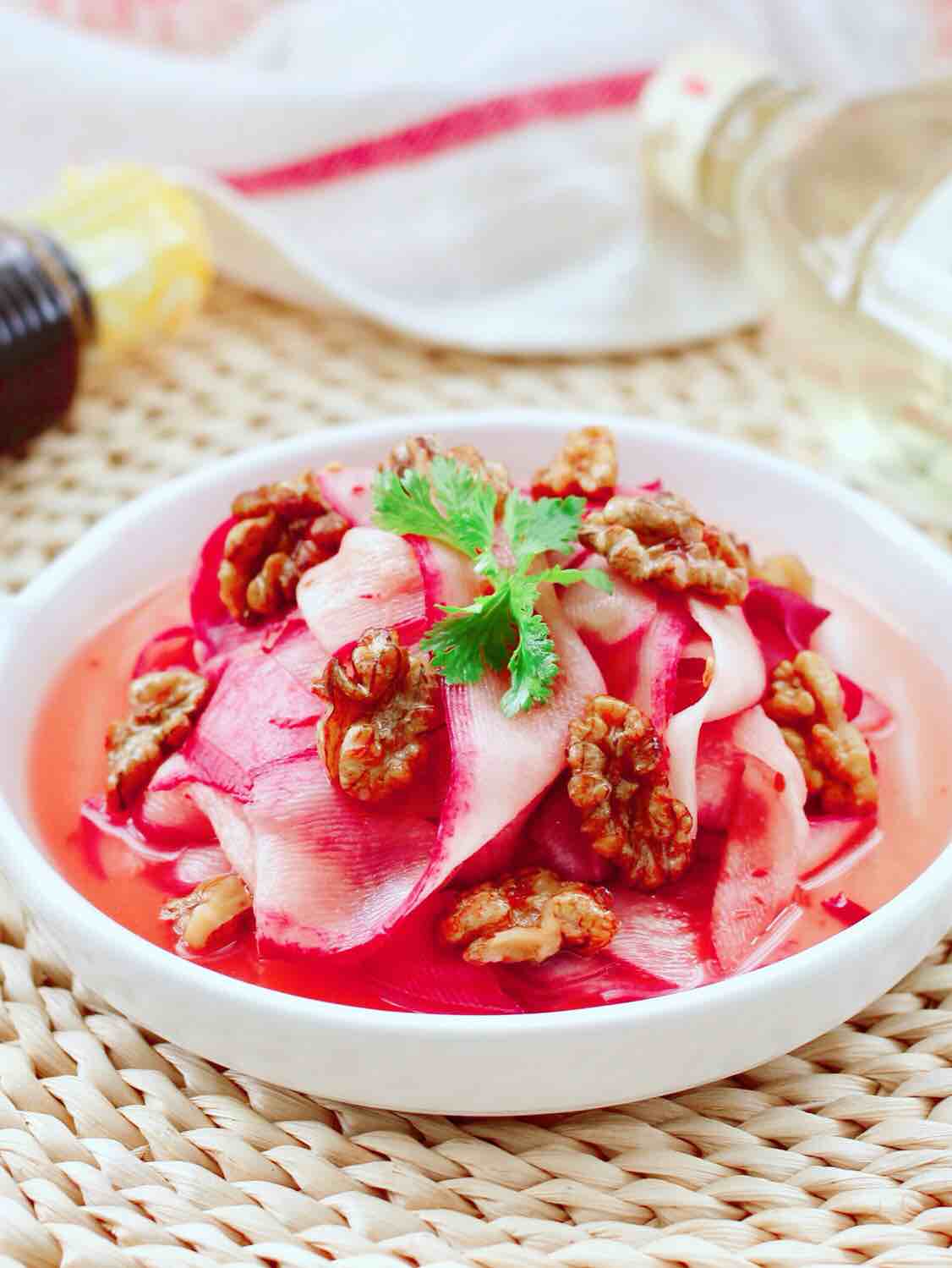 水蘿卜拌核桃仁的做法-酸甜味拌菜譜