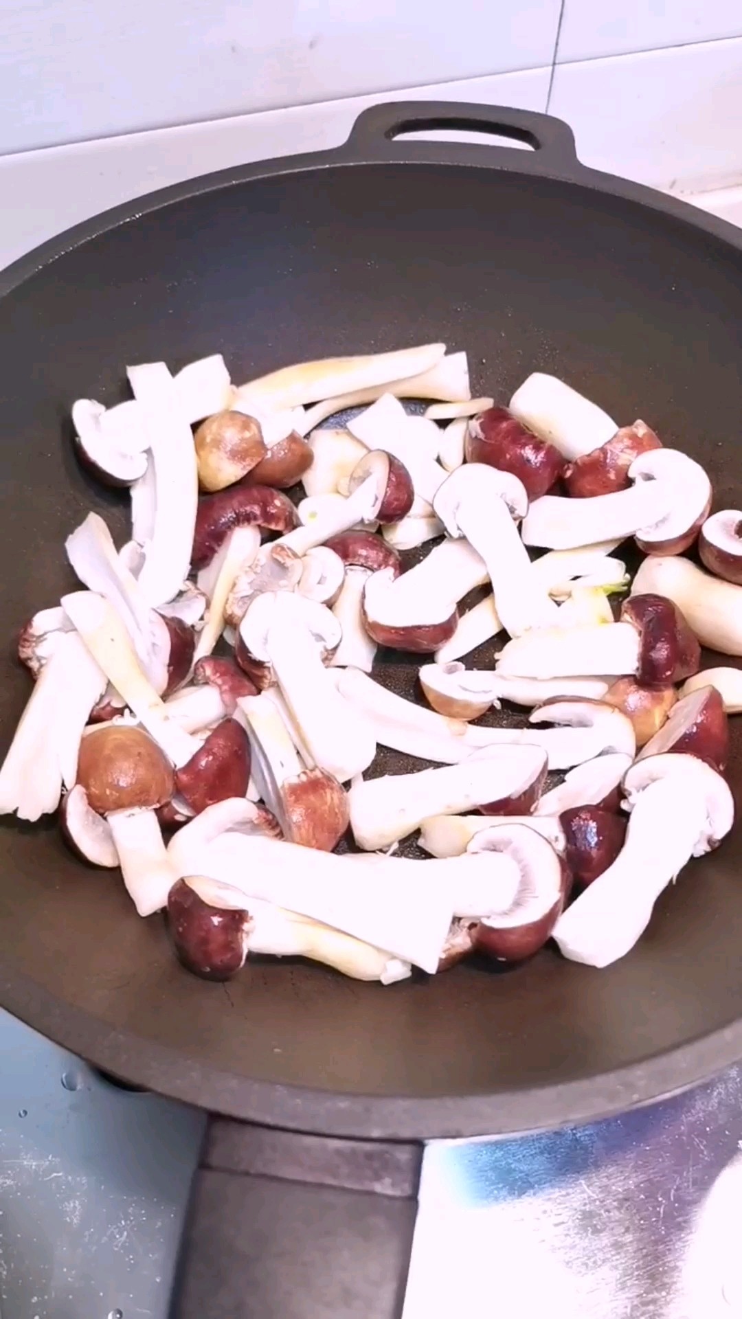 干煸松茸的做法-家常味煎菜譜