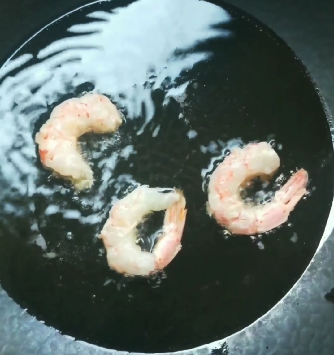 蒜香椒鹽蝦的做法-蒜香味炒菜譜