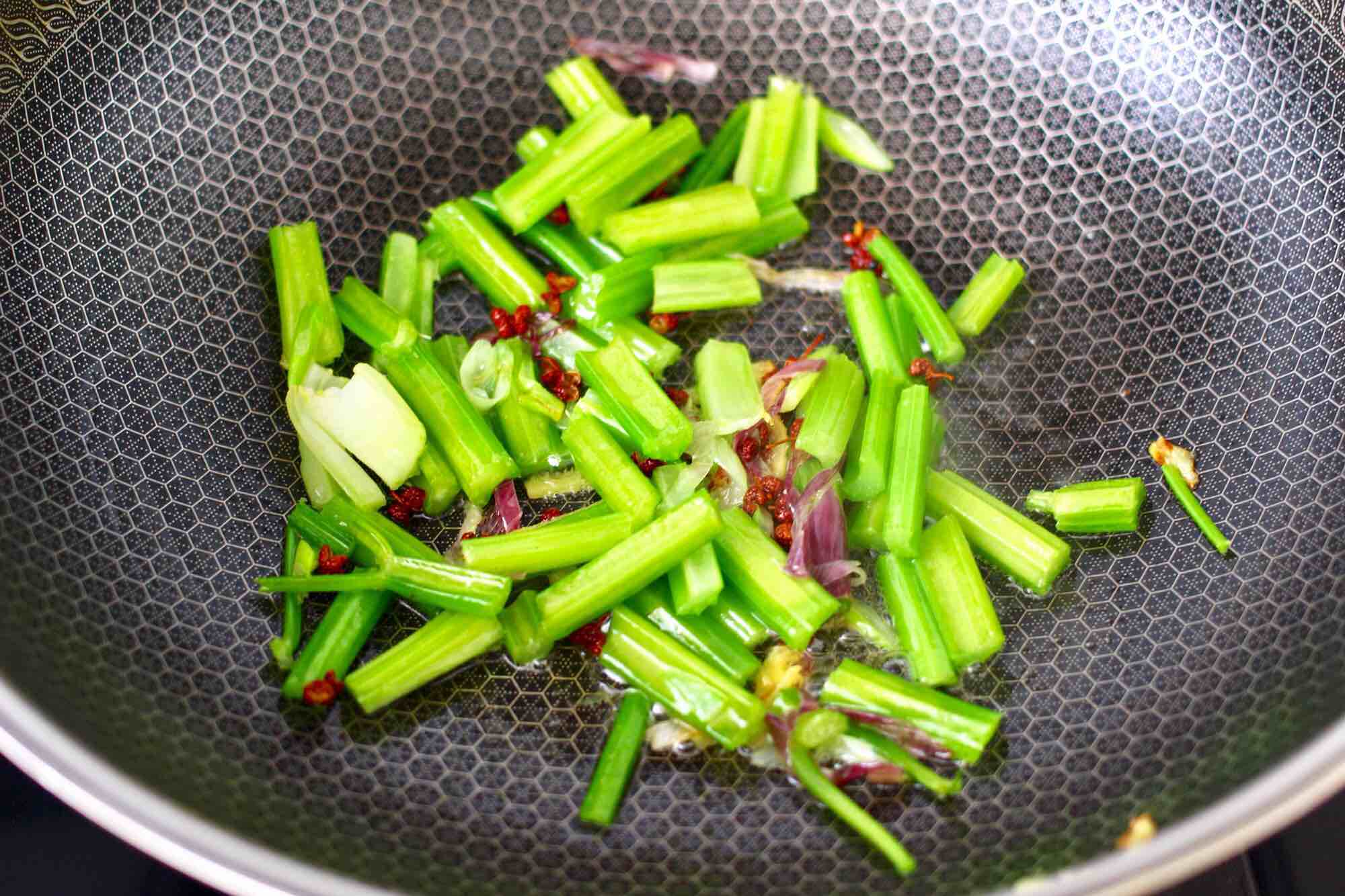 香脆椒干煸黃花魚的做法-香辣味干煸菜譜