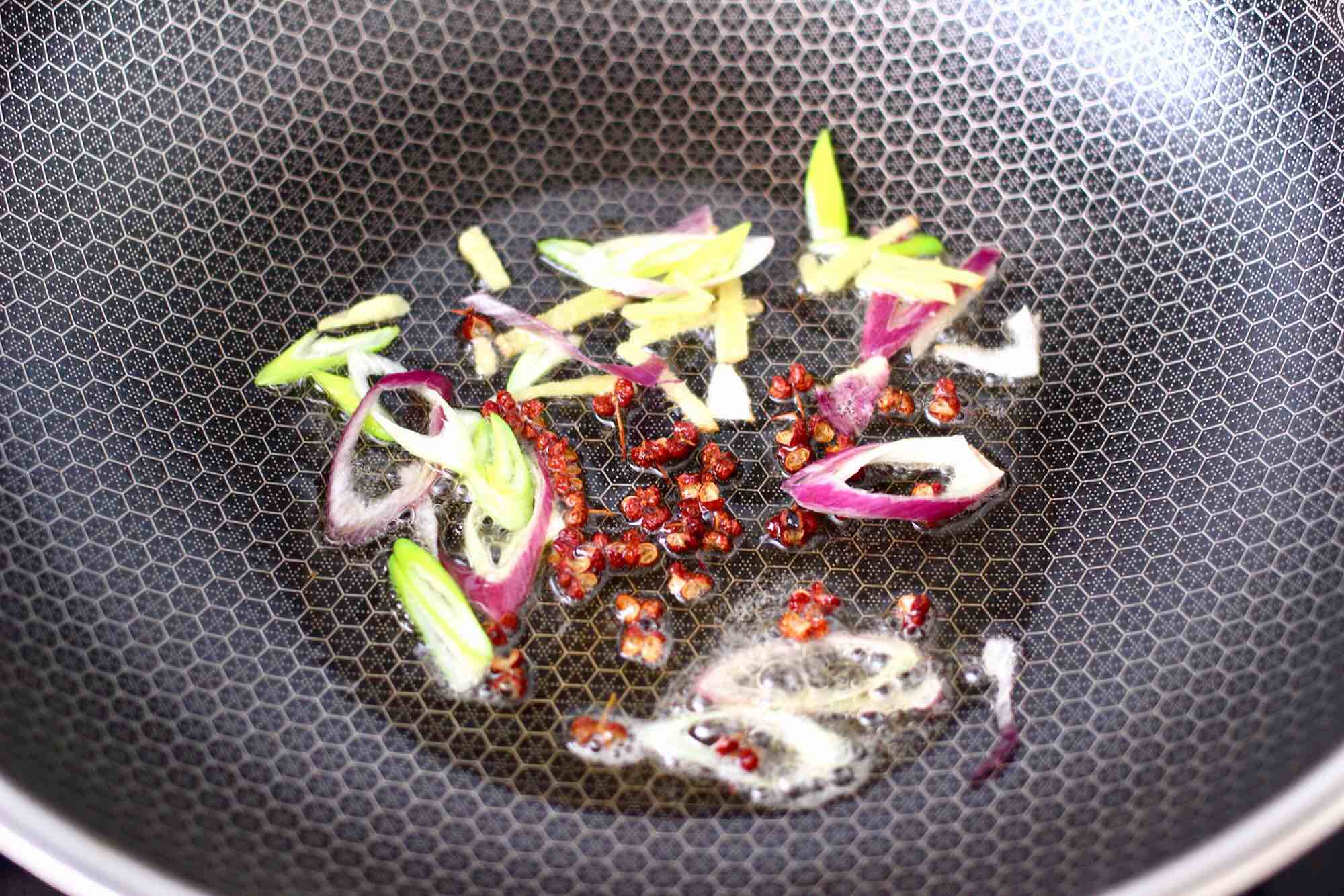 香脆椒干煸黃花魚的做法-香辣味干煸菜譜