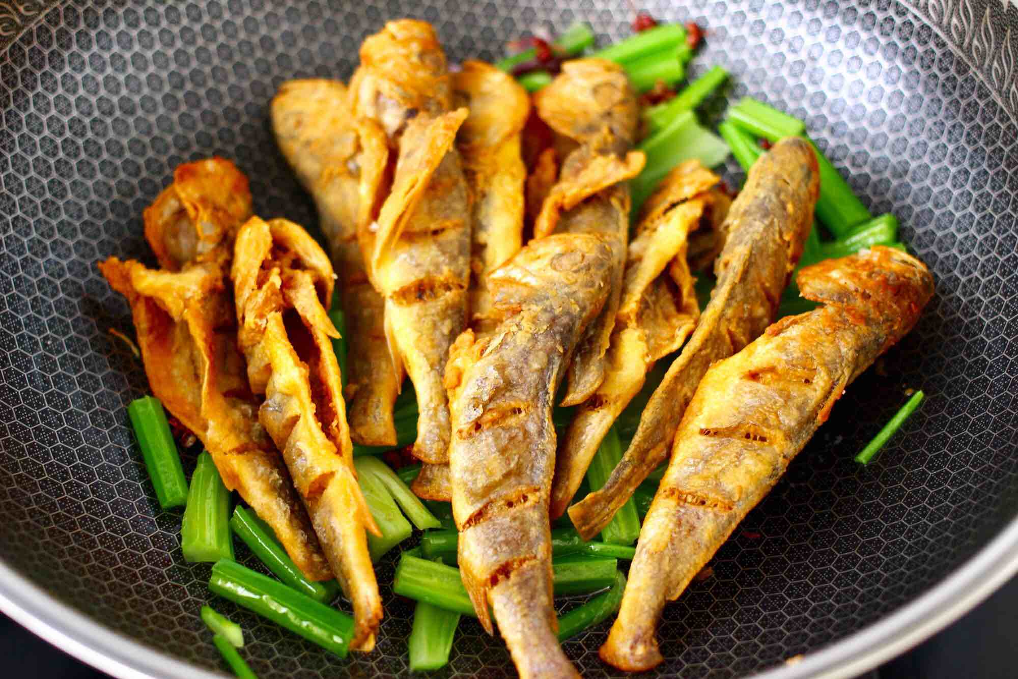 香脆椒干煸黃花魚的做法-香辣味干煸菜譜