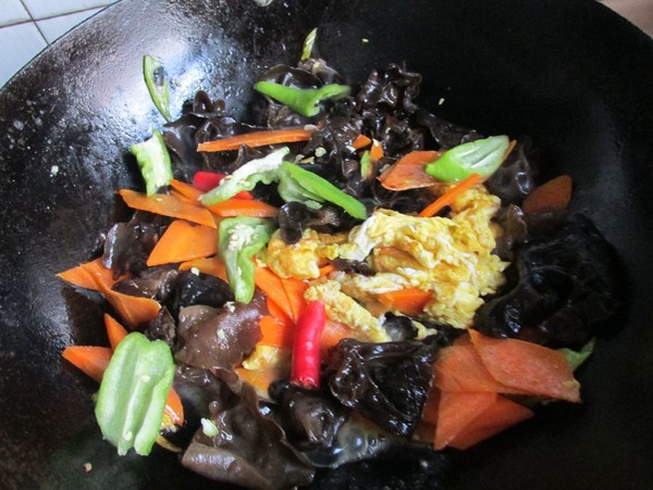 木耳炒雞蛋的做法-家常味炒菜譜