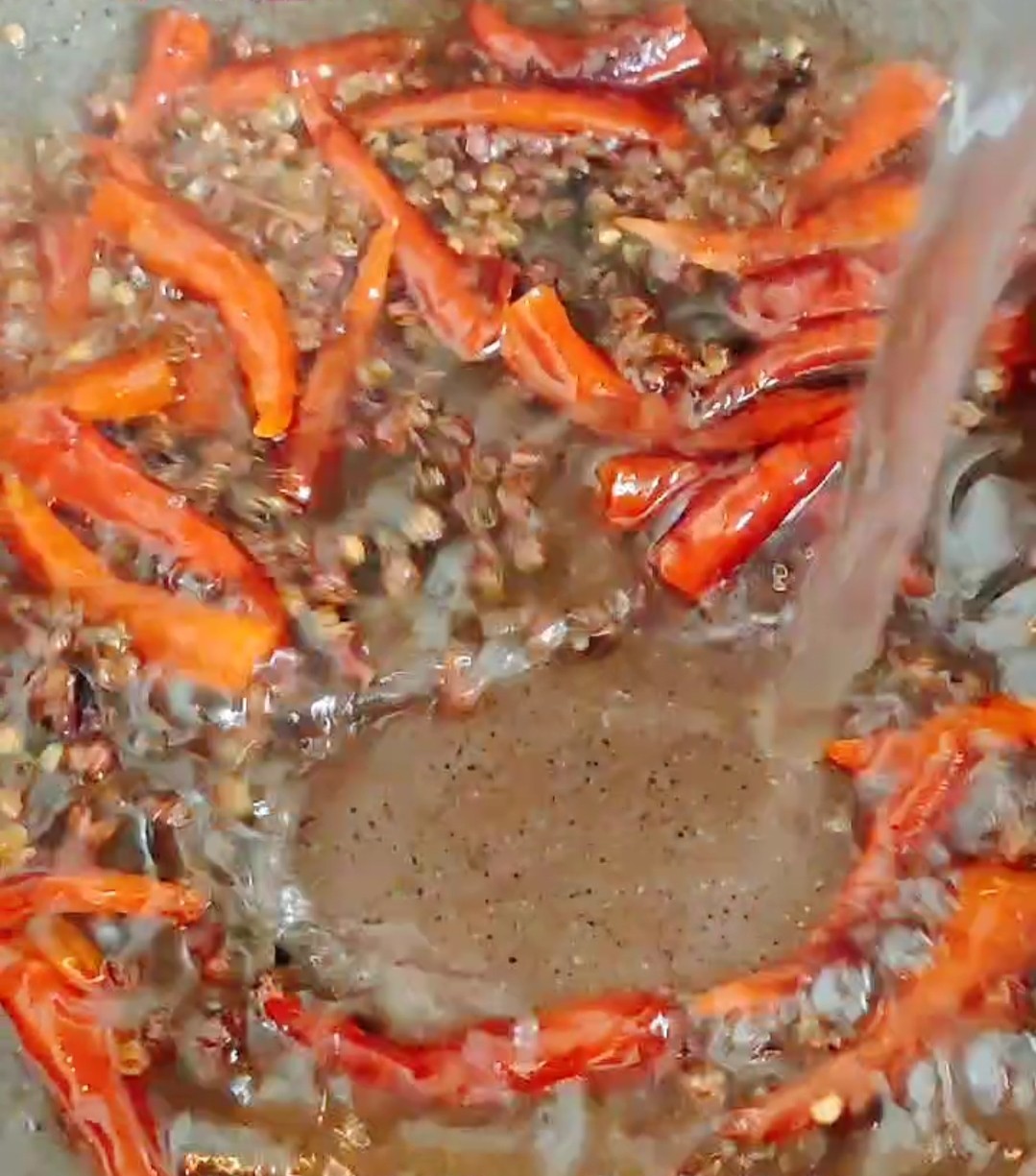 麻辣賽肥腸的做法-麻辣味炒菜譜