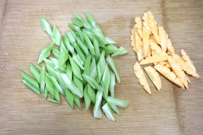 涼拌芹菜蕓豆白果的做法-家常味拌菜譜