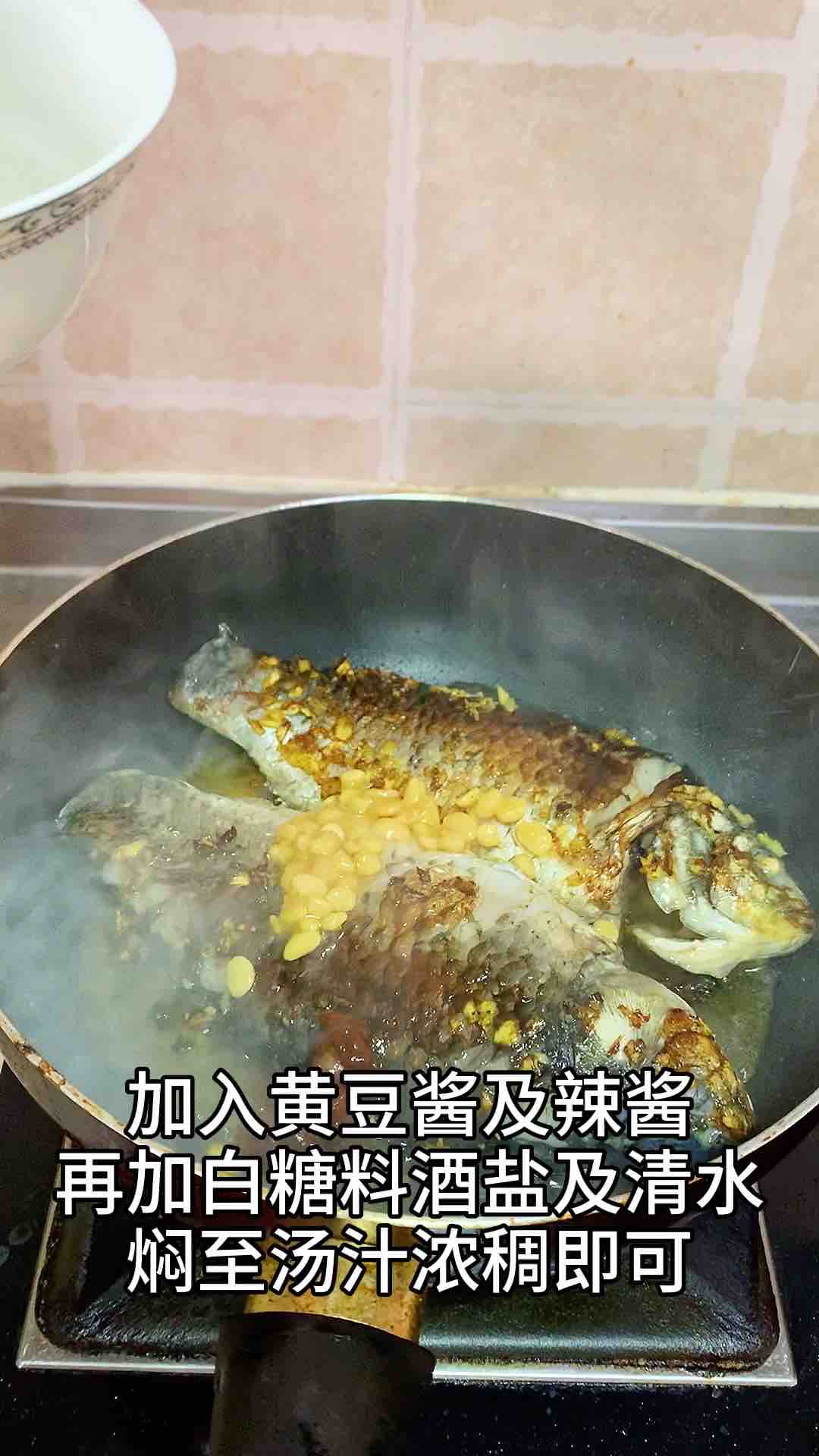 雙醬燒鯽魚的做法-家常味燒菜譜