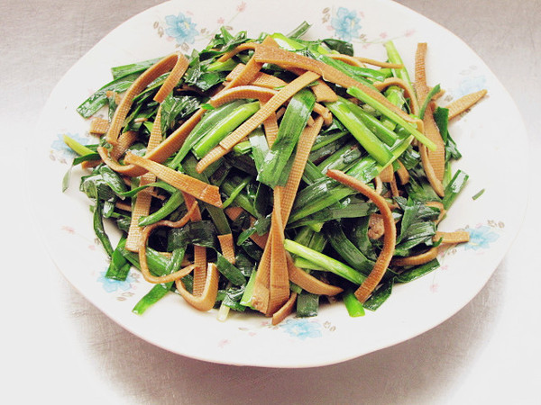 豆皮卷炒韭菜的做法-家常味炒菜譜
