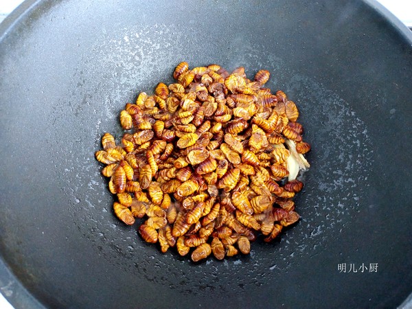 青椒炒蠶蛹的做法-家常味炒菜譜-易網(wǎng)健康養(yǎng)生網(wǎng) 青椒炒蠶蛹的做法-家常味炒菜譜