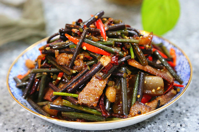臘肉炒蕨菜的做法-香辣味炒菜譜