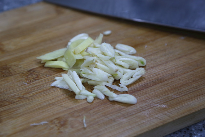 臘肉炒蕨菜的做法-香辣味炒菜譜