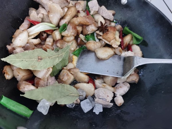 鹵蛋紅燒肉的做法-咸鮮味燜菜譜