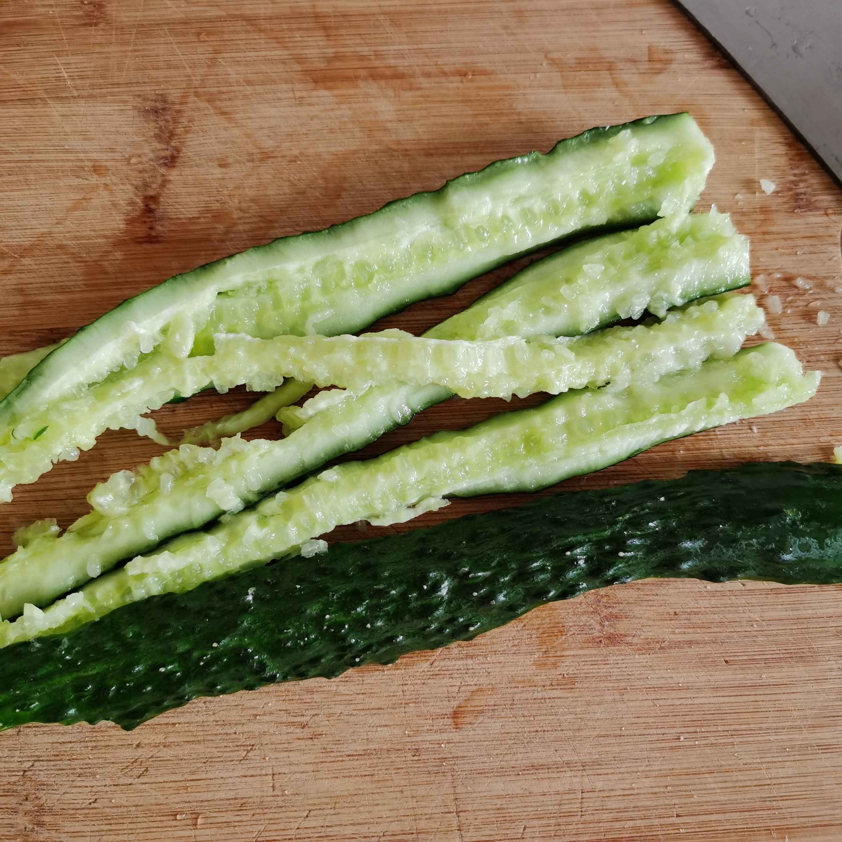 超級(jí)好吃的涼拌黃瓜的做法-家常味拌菜譜