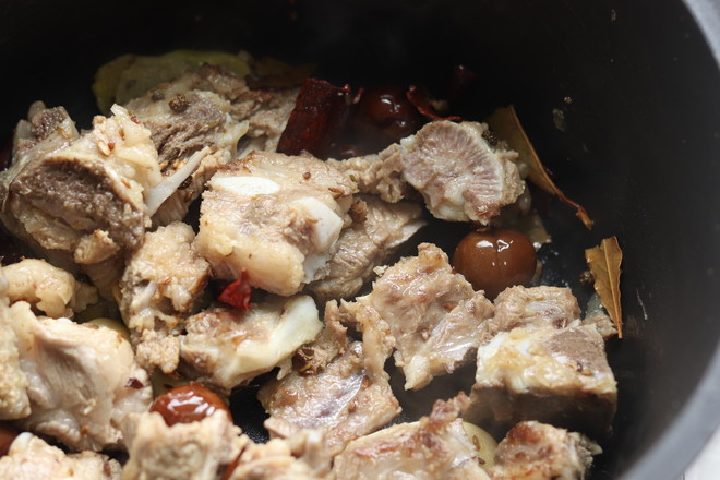 李子酒排骨鹵蛋的做法-家常味燉菜譜