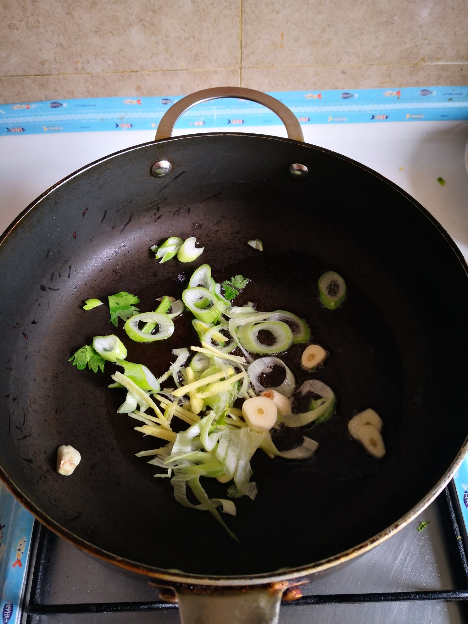 肉餡炒芹菜的做法-家常味炒菜譜