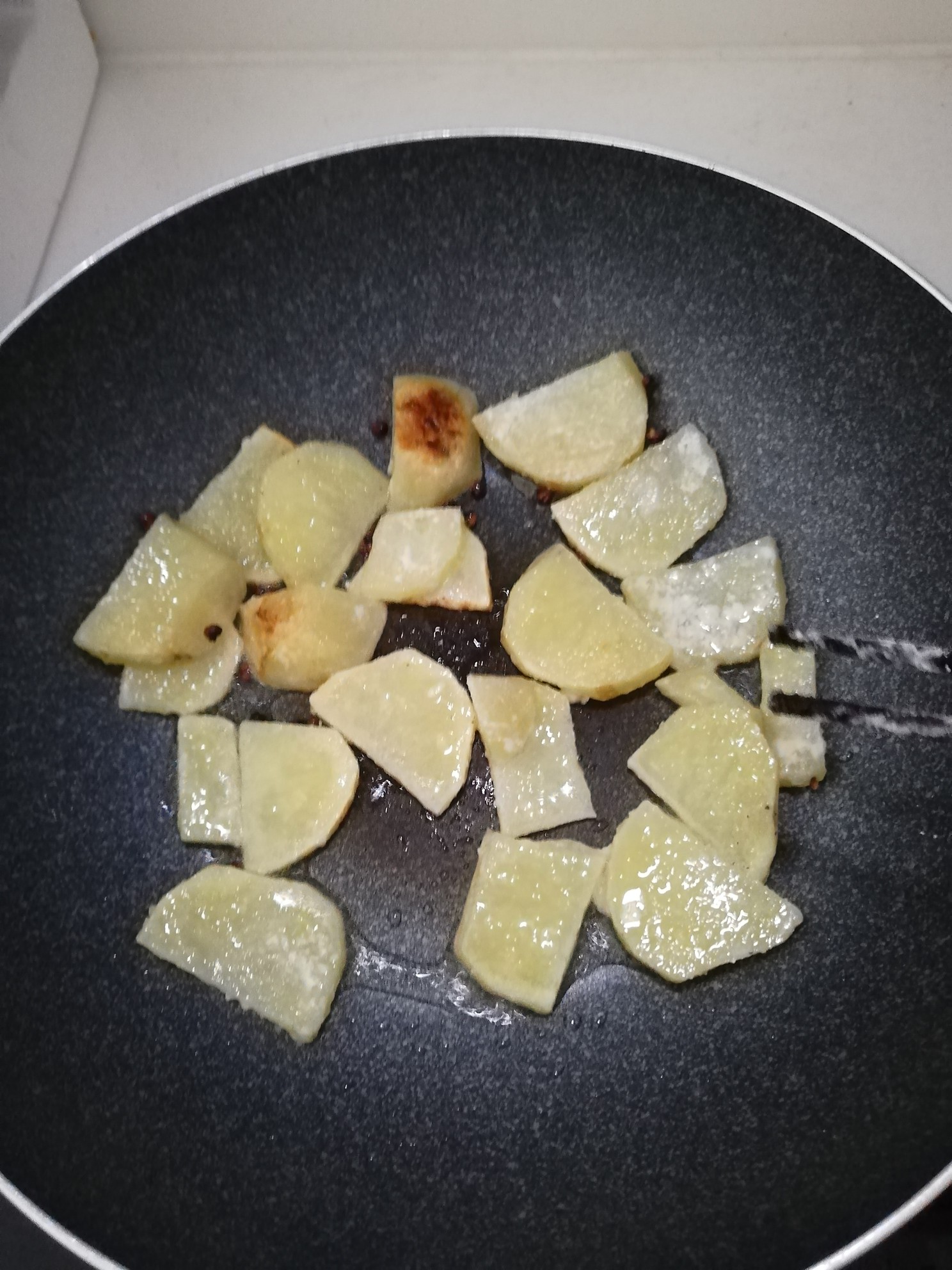 黑芝麻土豆片的做法-咸鮮味炒菜譜