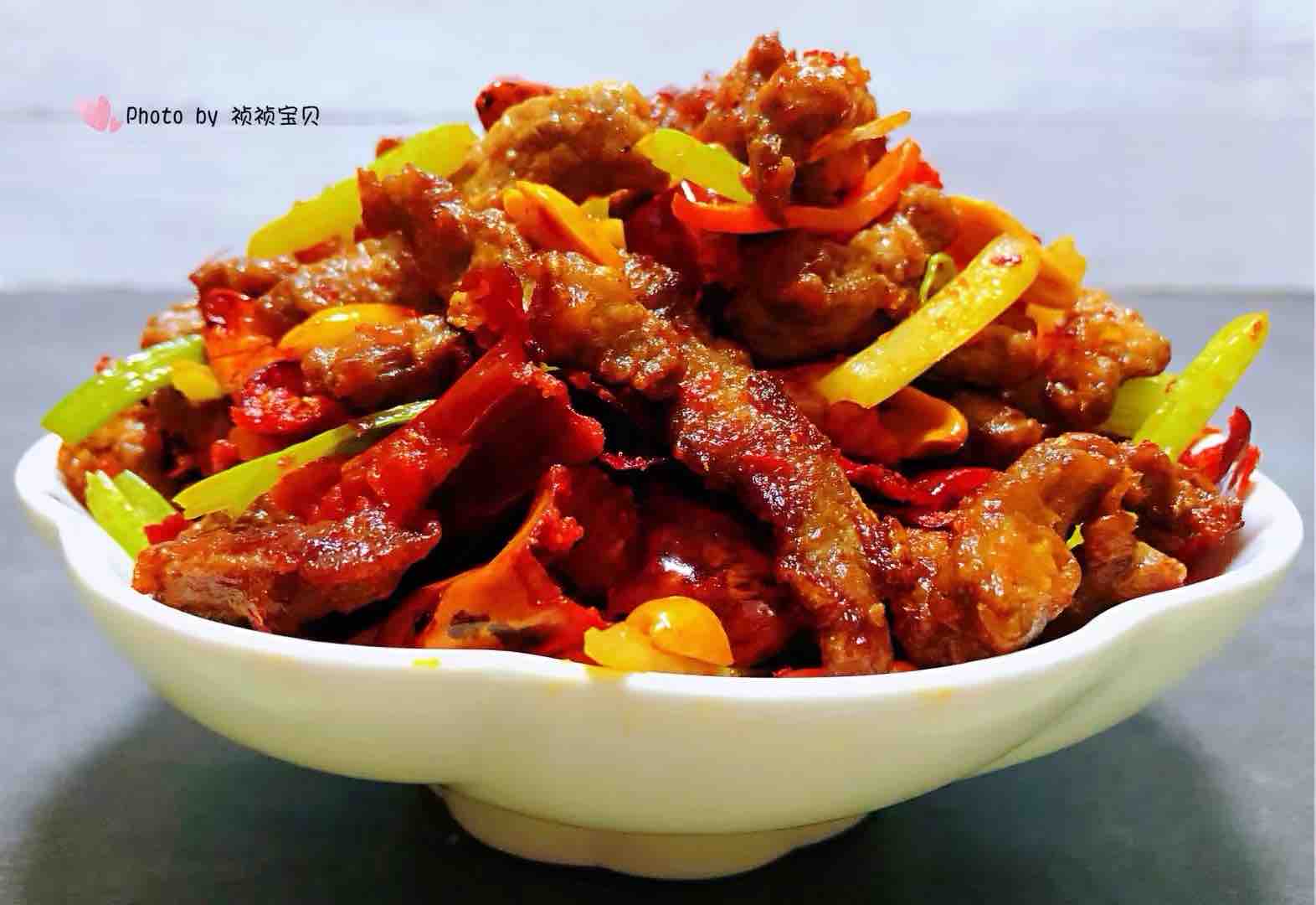 香酥牛肉炒芹菜的做法-香辣味炒菜譜