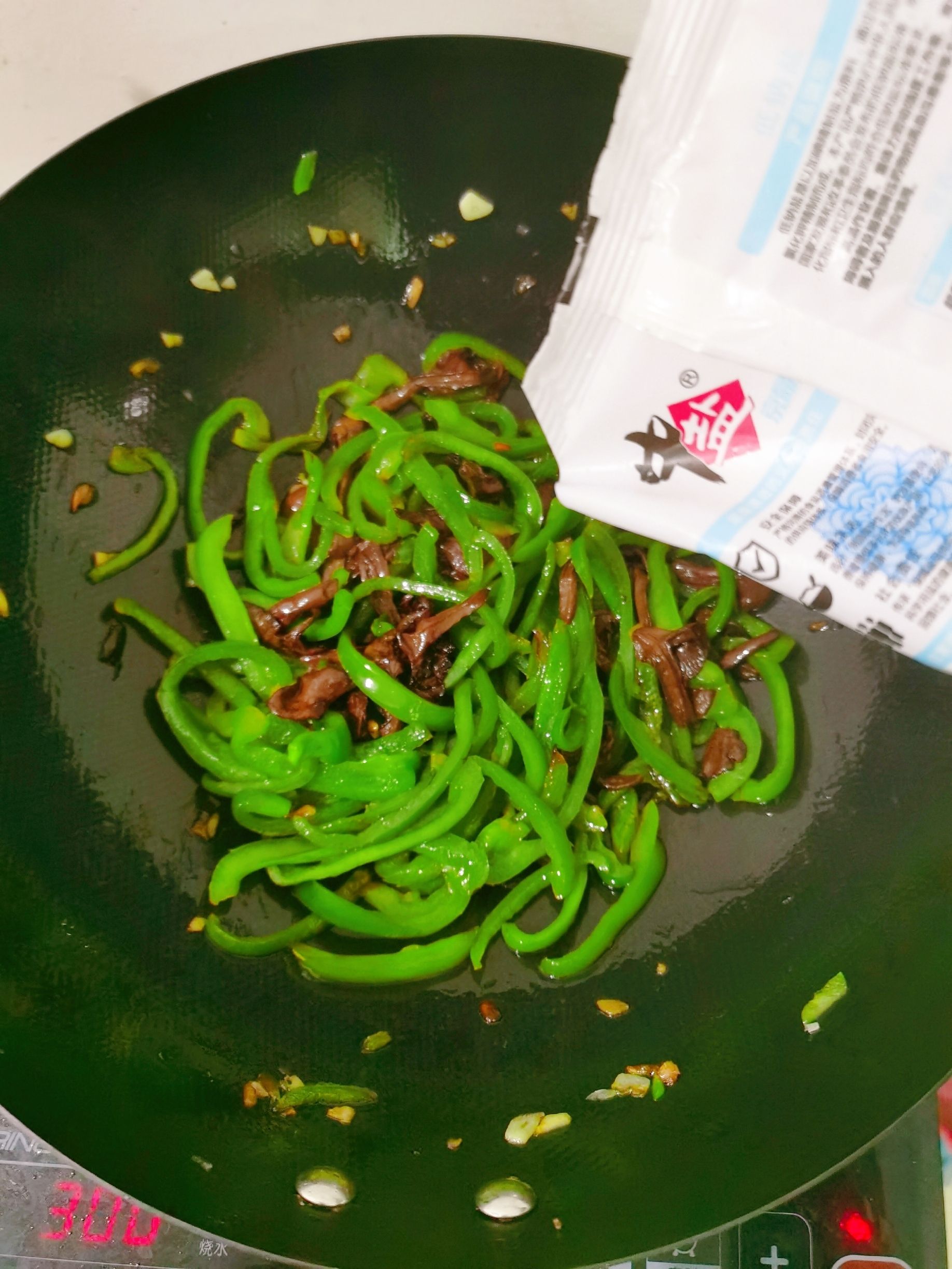 辣椒炒蘑菇的做法-咸鮮味炒菜譜