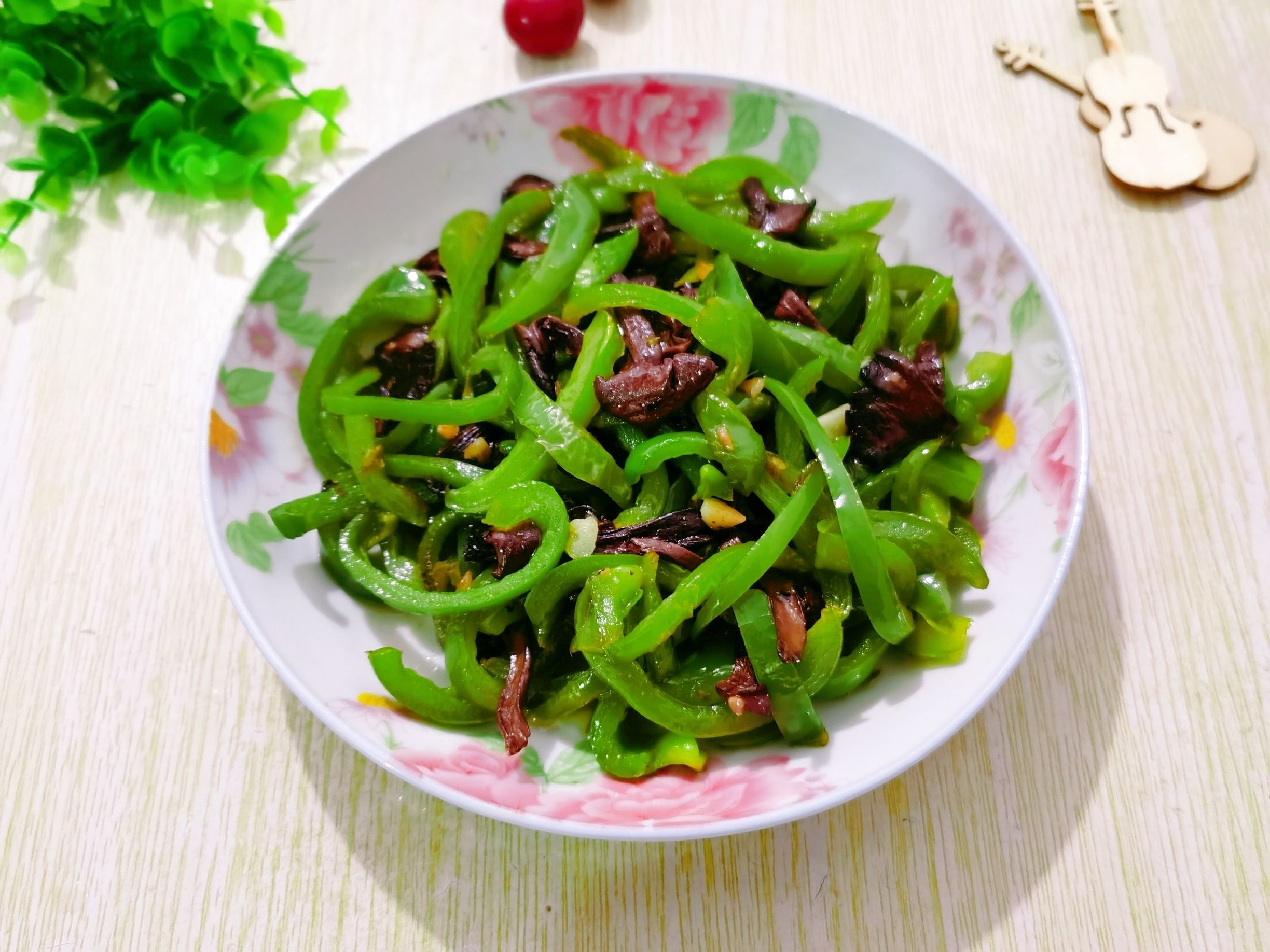 辣椒炒蘑菇的做法-咸鮮味炒菜譜