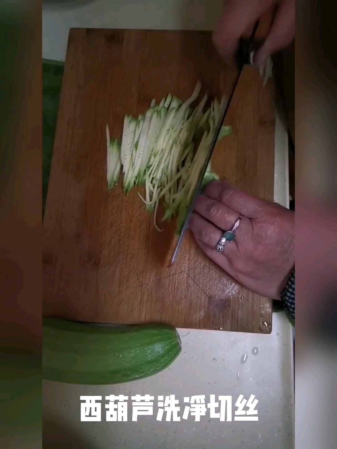 炒西葫蘆的做法-家常味炒菜譜-易網(wǎng)<a href=http://www.gyfww.com/ target=_blank class=infotextkey>健康養(yǎng)生</a>網(wǎng) 炒西葫蘆的做法-家常味炒菜譜